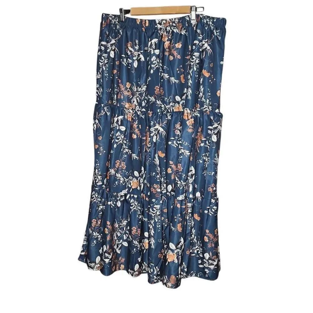 Floral Plus Size Tiered Skirt. Size 4X, Navy Blue Floral.
